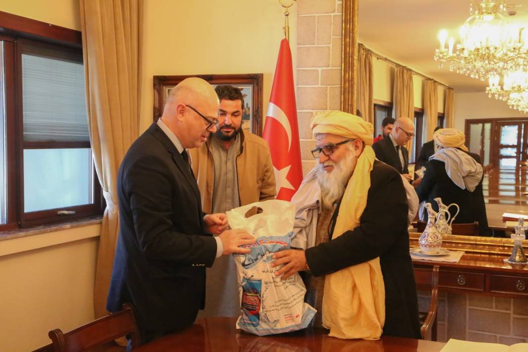 Taliban deprem yardımını poşet içinde teslim etti! İlginç anlar sosyal medyada gündem oldu 4